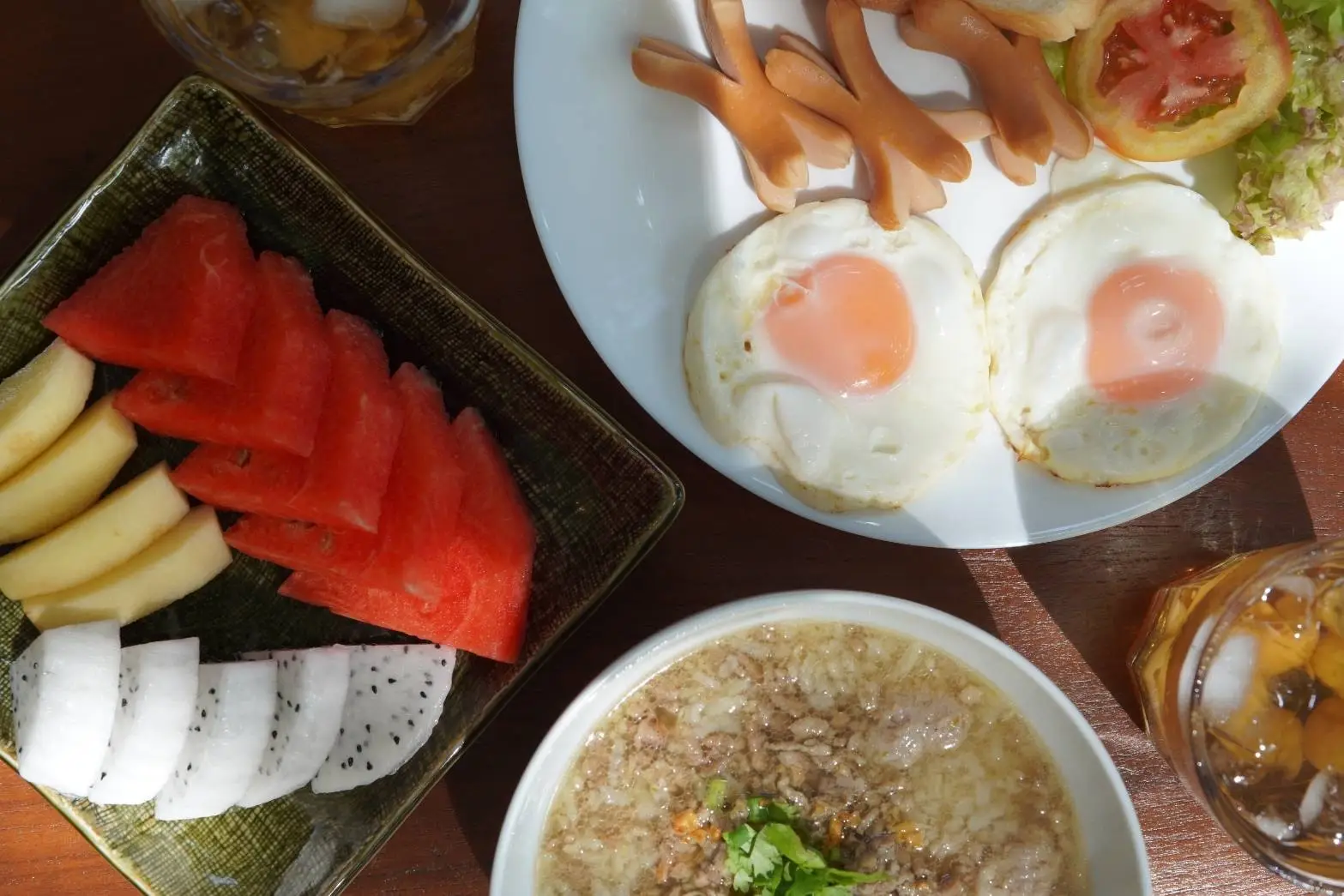 อาหารเช้า ผลไม้ ไข่ดาว และข้าวต้ม